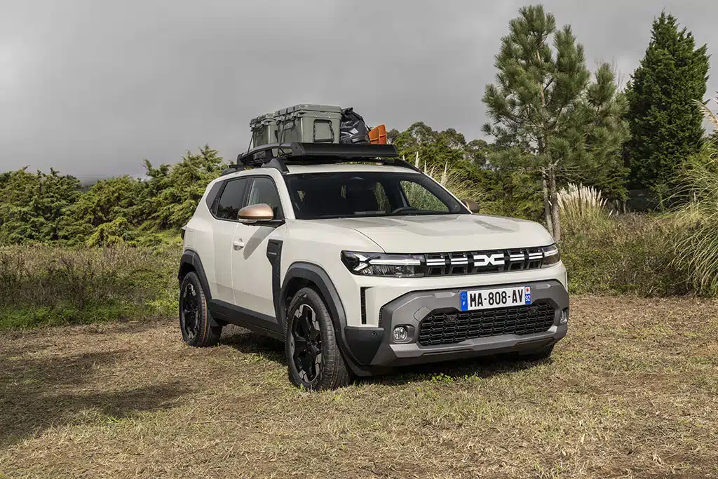 SUV unterwegs in der Natur