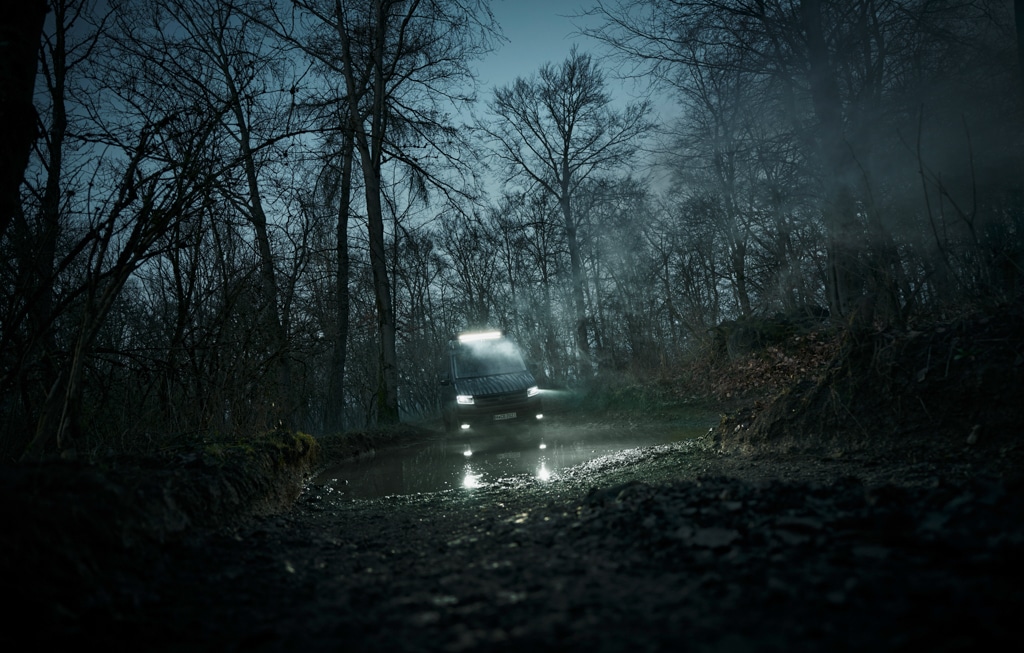 Kastenwagen fährt durch eine nächtliche Landschaft