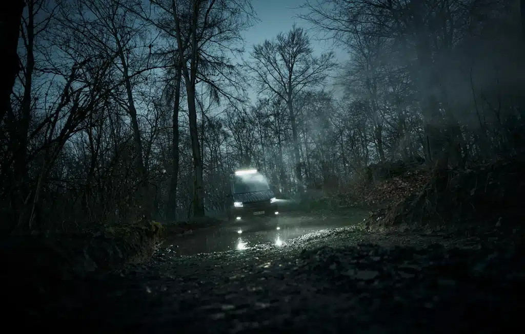 Kastenwagen fährt durch eine nächtliche Landschaft