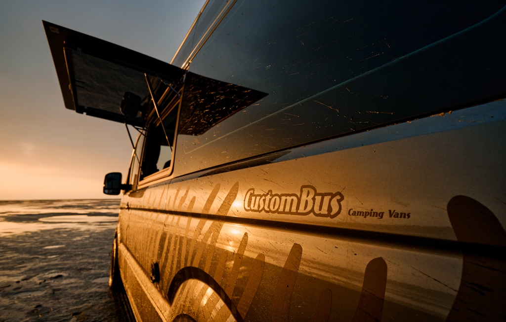 Im 90-Grad-Winkel ausgestelltes Seitenfenster am Kastenwagen