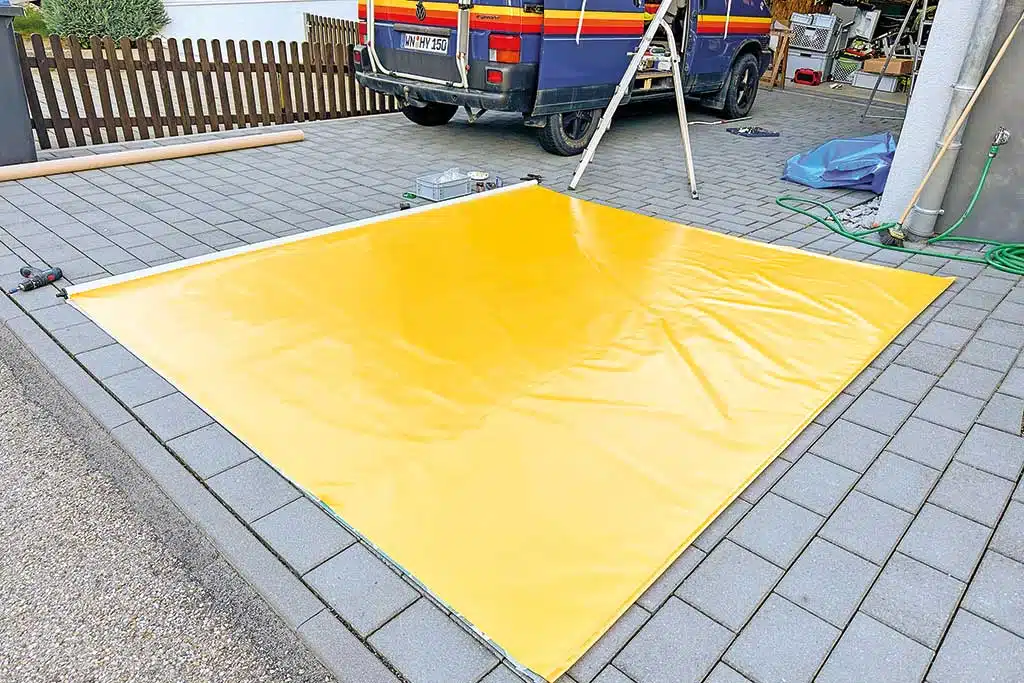Gelbes Markisentuch auf dem Boden ausgebreitet