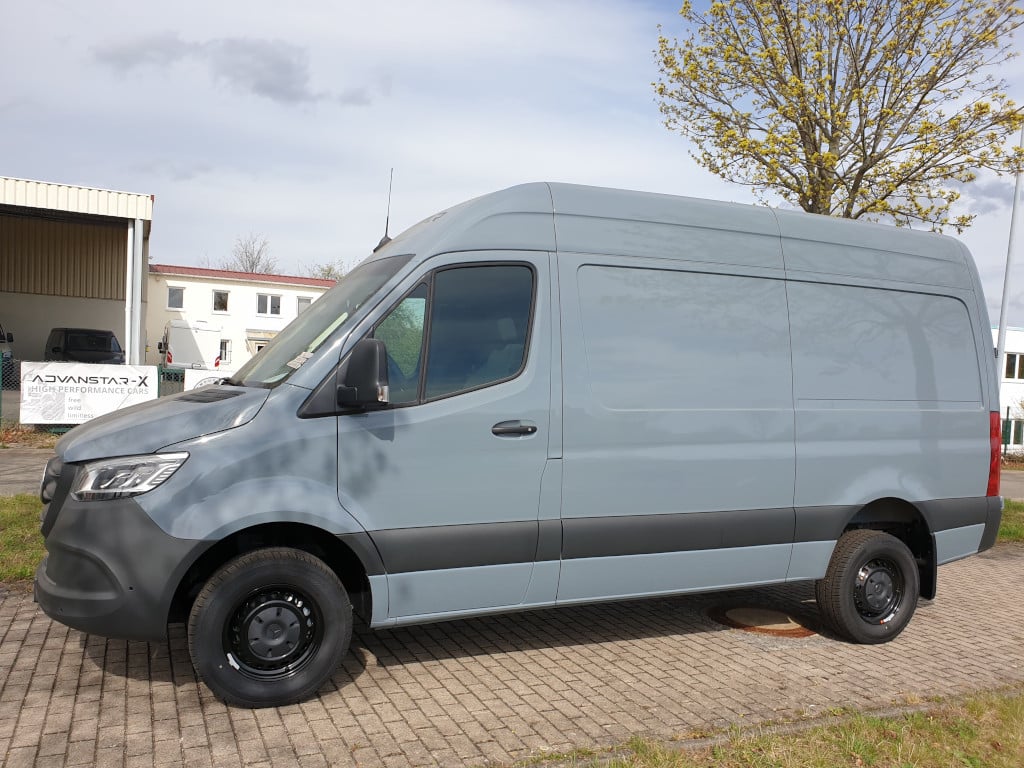 CamperVans-Jubiläums-Campervan-Ausbau: CamperVan im Urzustand als Kastenwagen von der Seite