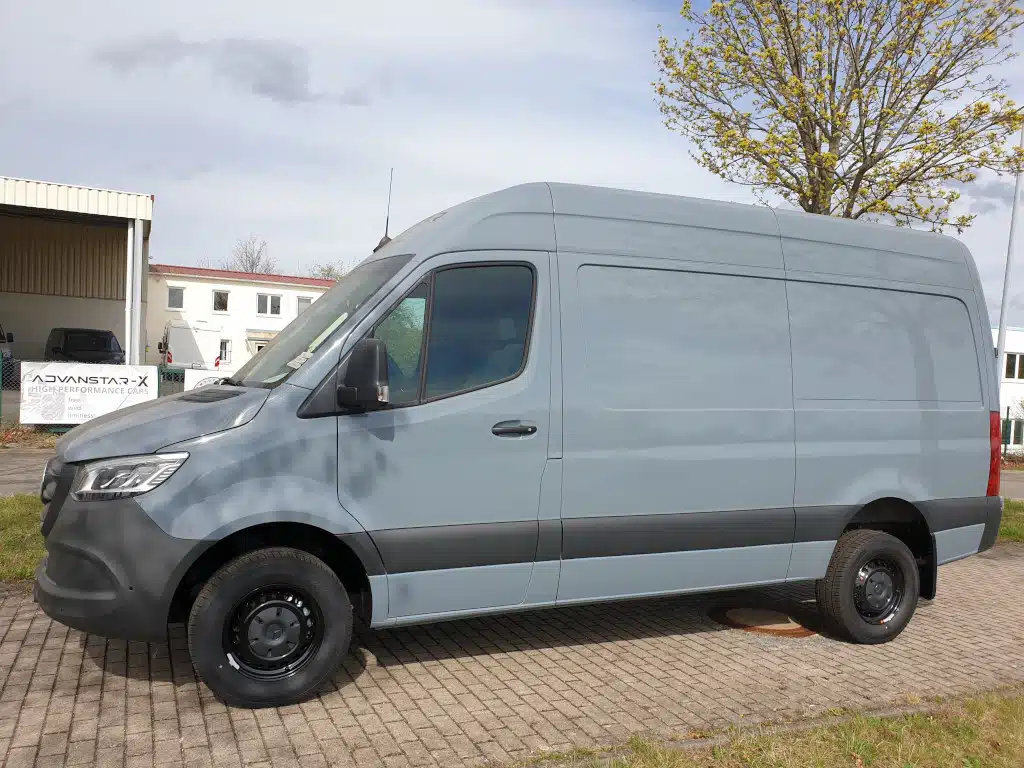 CamperVans-Jubiläums-Campervan-Ausbau: CamperVan im Urzustand als Kastenwagen von der Seite