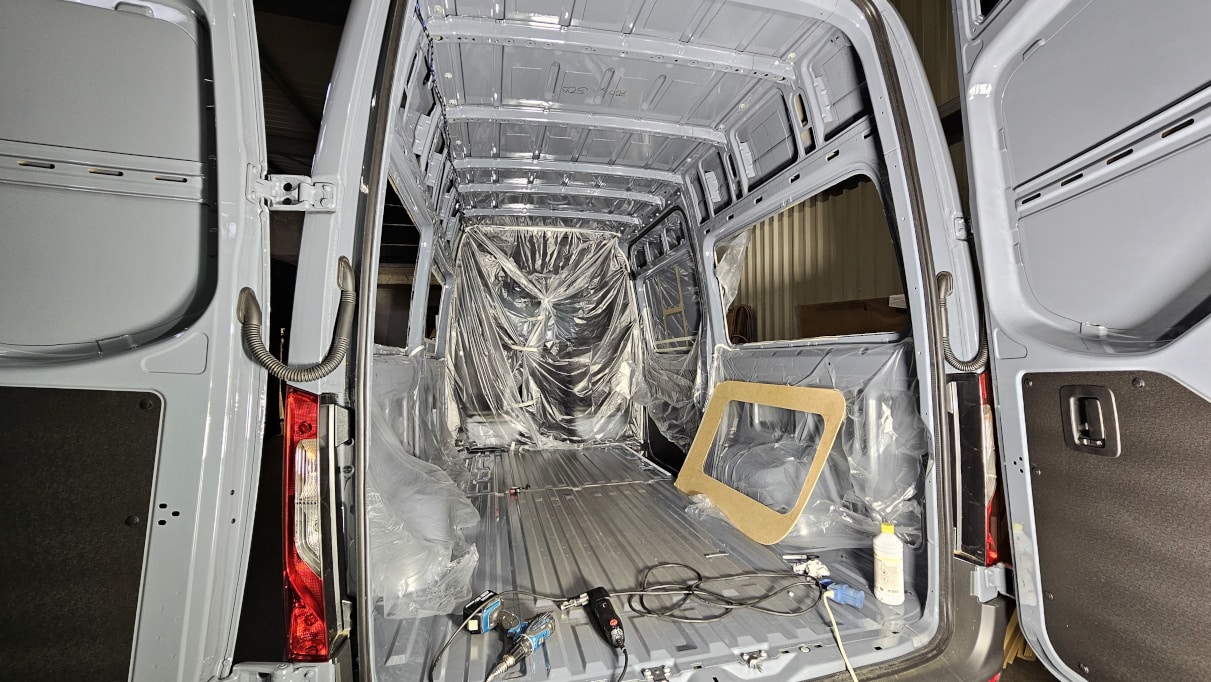 Blick in den leeren Van mit den Schablonen zum Ausschneiden der Fenster.