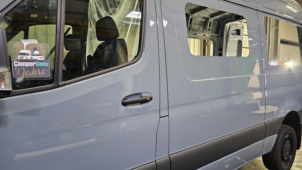 Seitenansicht des CamperVans mit ausgeschnittenem Fenster.