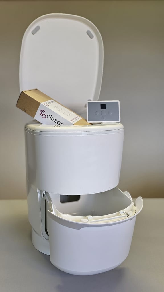 Gestapelte Behälter des Clesana Toilettensystems.