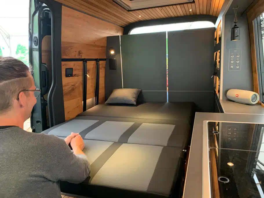 Zum Bett ausgezogene Sitzbank im Custom-BUs