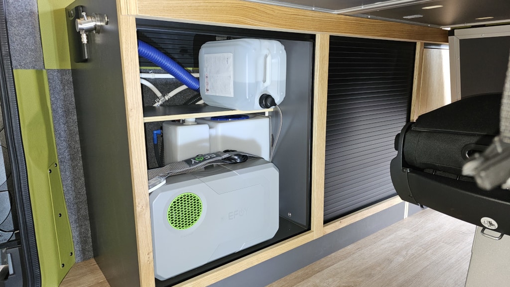 Brennstoffzelle im Unterschrank eingebaut.