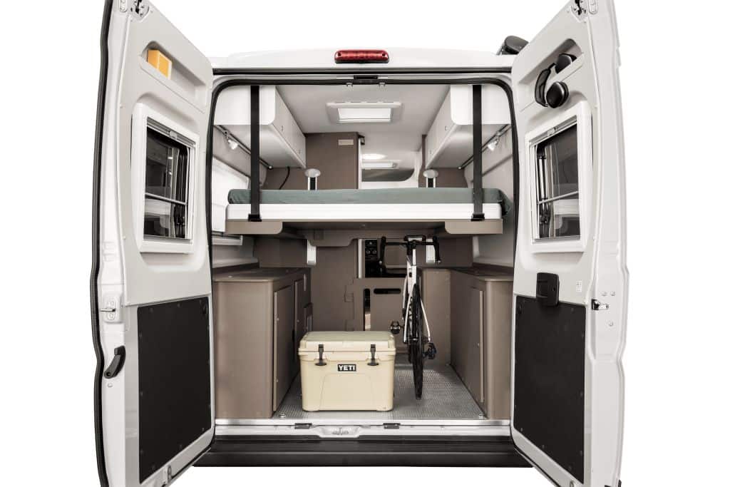 Campervan-Ausbau Heckansicht bei geöffneten Hecktüren