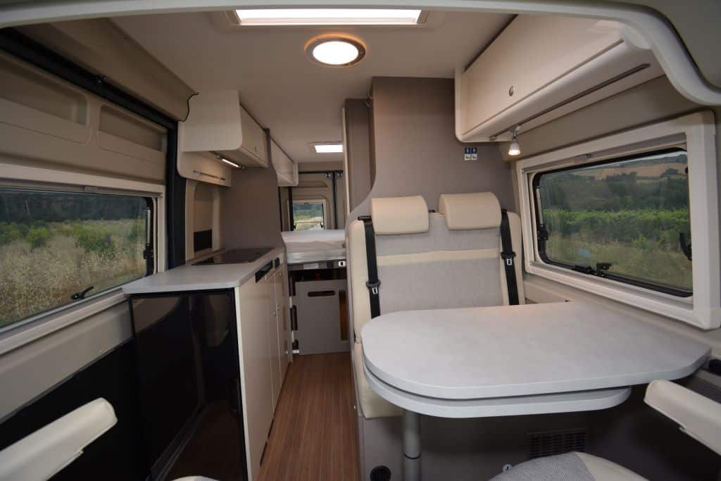 Wohnraum im Campervan Etrusco CV 640 PB