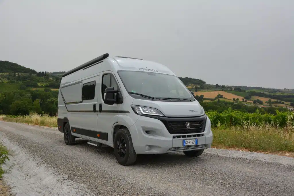 Weißer Kastenwagen auf einer Landstraße