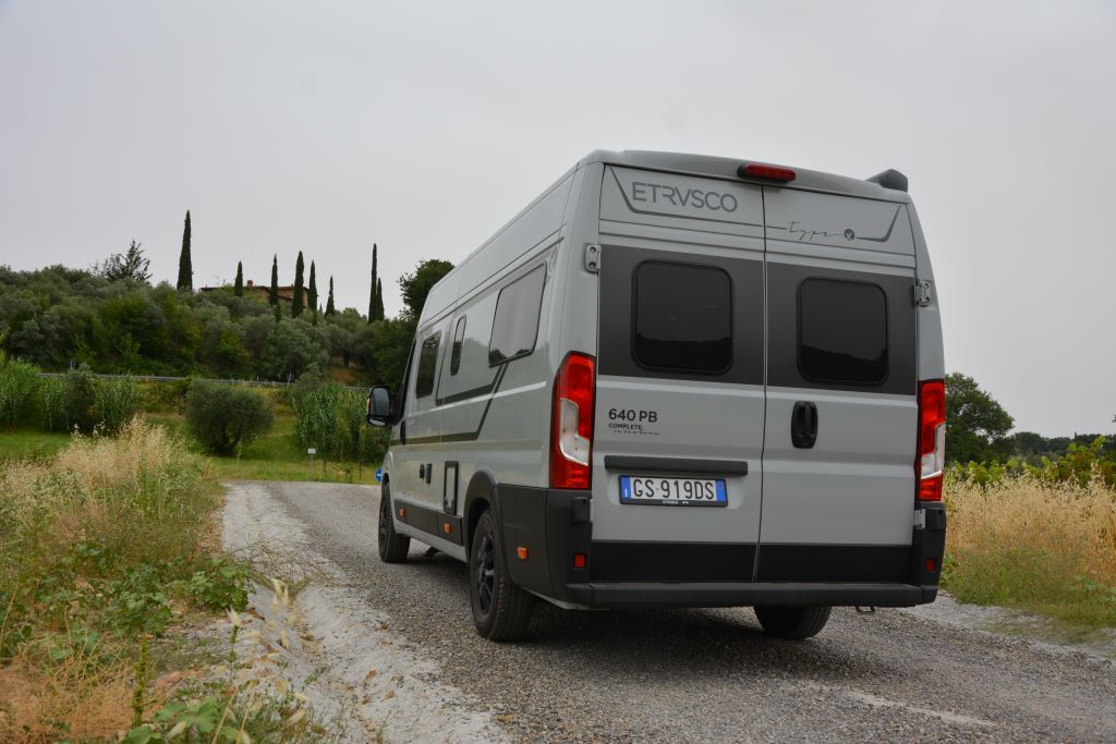 Heckansicht eines weißen Fiat-Kastenwagens auf einer Landstraße