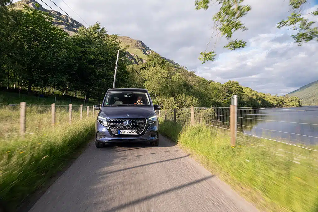 Dunkelblauer Mercedes-Van auf einer Landstraße in den schottischen Highlands