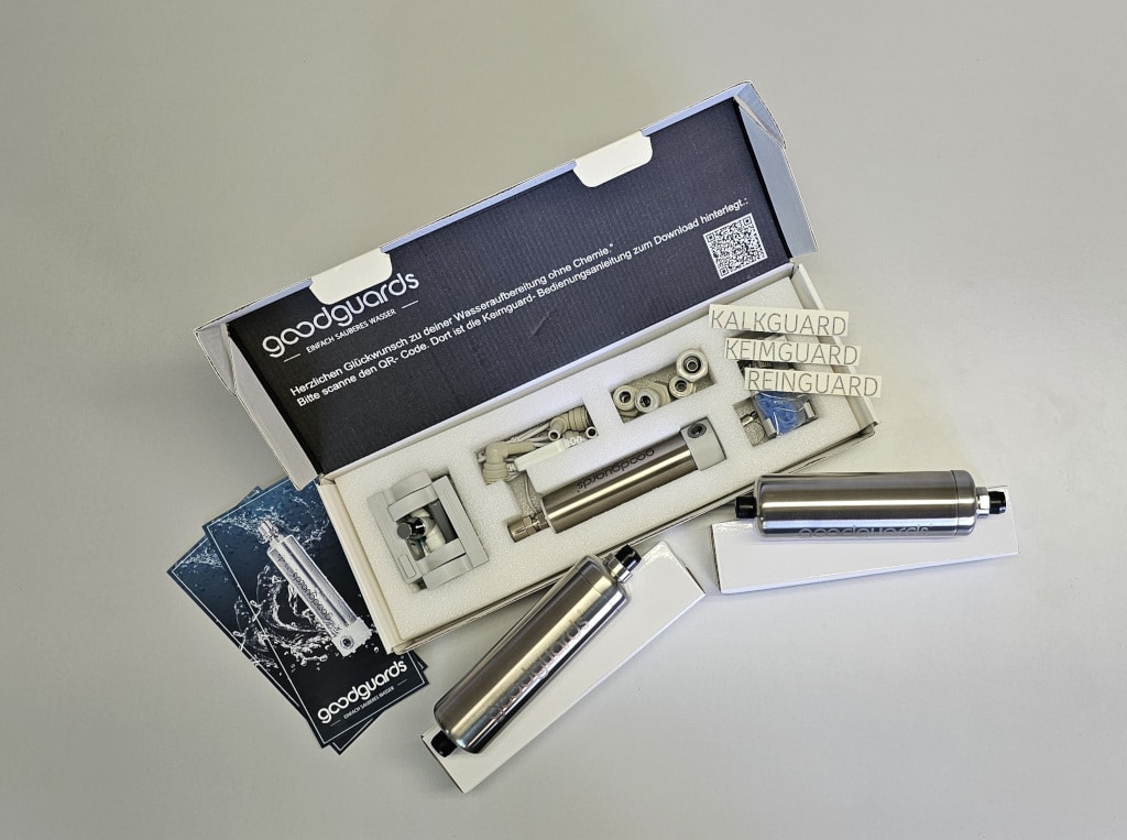 Die Teile des Wasseraufbereitungssystems von GoodGuards in einer Box.