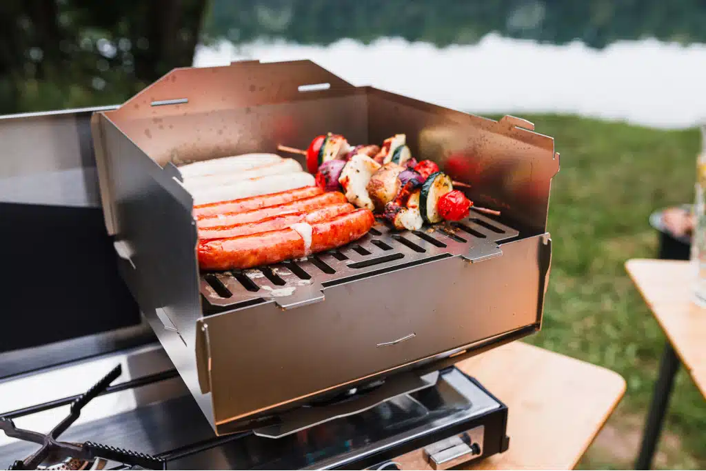 4x4-Zubehör für Camper Juni 2024: Campinggrill mit Bratwürsten und Grillgemüse