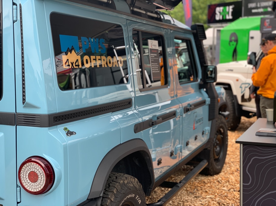 Hellblauer Geländewagen