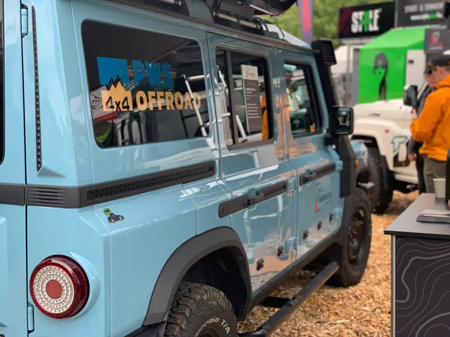 Hellblauer Geländewagen