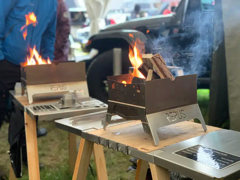 Kleines Holzfeuer in einem kleinen Camping-Grill