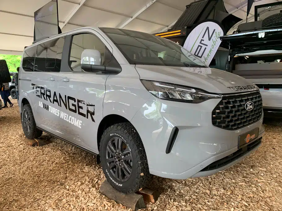 4x4 Zubehör-Highlights der Offroadmesse Abenteuer und Allrad 2024: Weißer Kleinbus mit Tarranger-Aufschrift an der Seite
