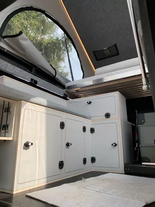 Pick-Up-Wohnkabinen-Innenraum mit weißen Möbeln und Zeltdach