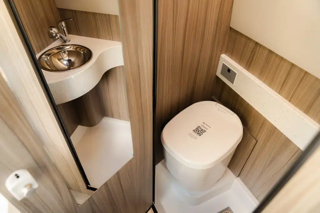 Bad im Campervan mit Toilette und kleinem Waschbecken