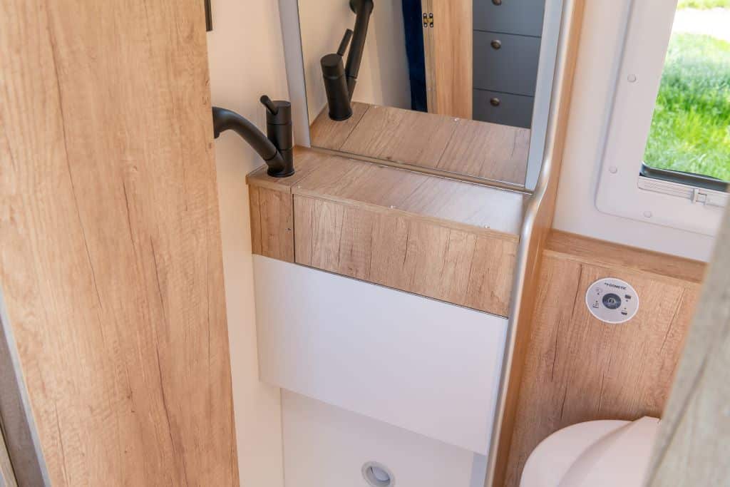 Kleines Waschbecken im Campervan