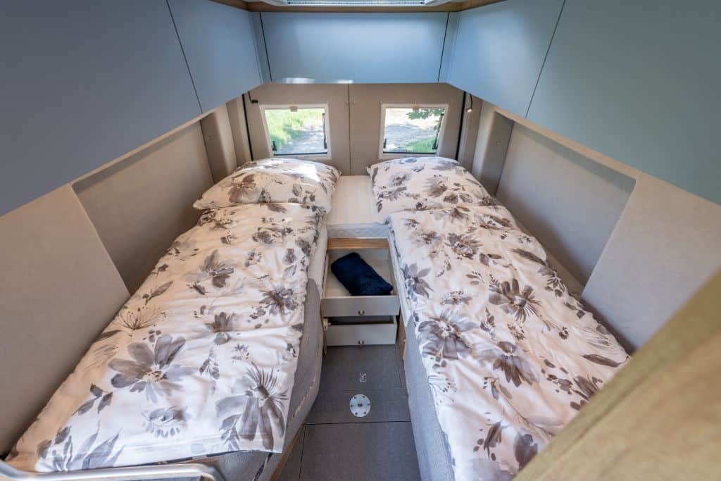Längs-Einzelbetten im Campervan