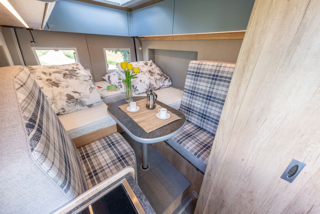 Campervan-Innenraum mit Sitzgruppe