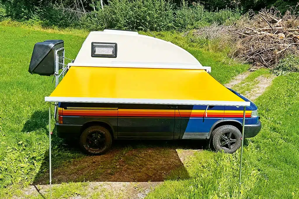 Blauer VW T4 mit gelber Markise