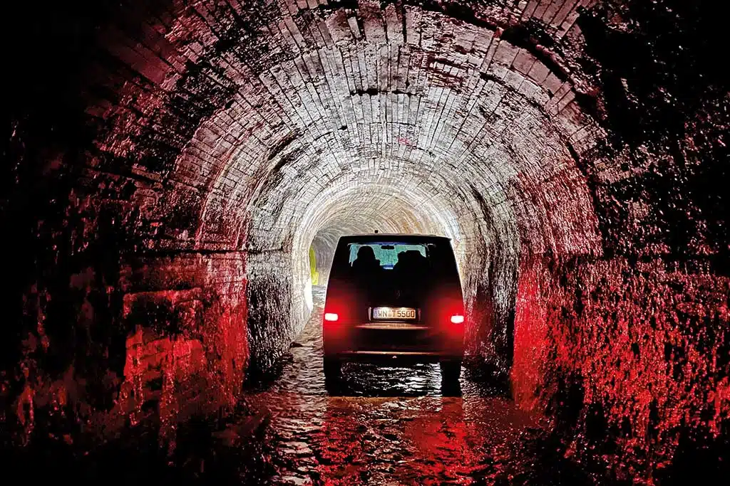 VW-Bus in einem Tunnel