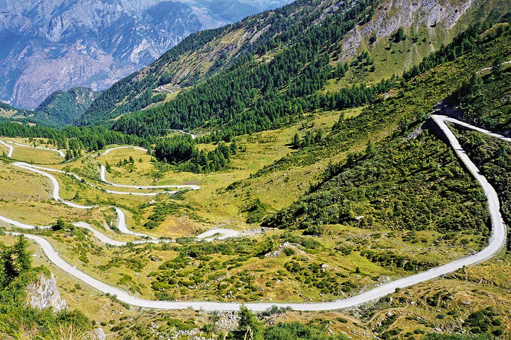 Stark gewundene Straße in den Bergen