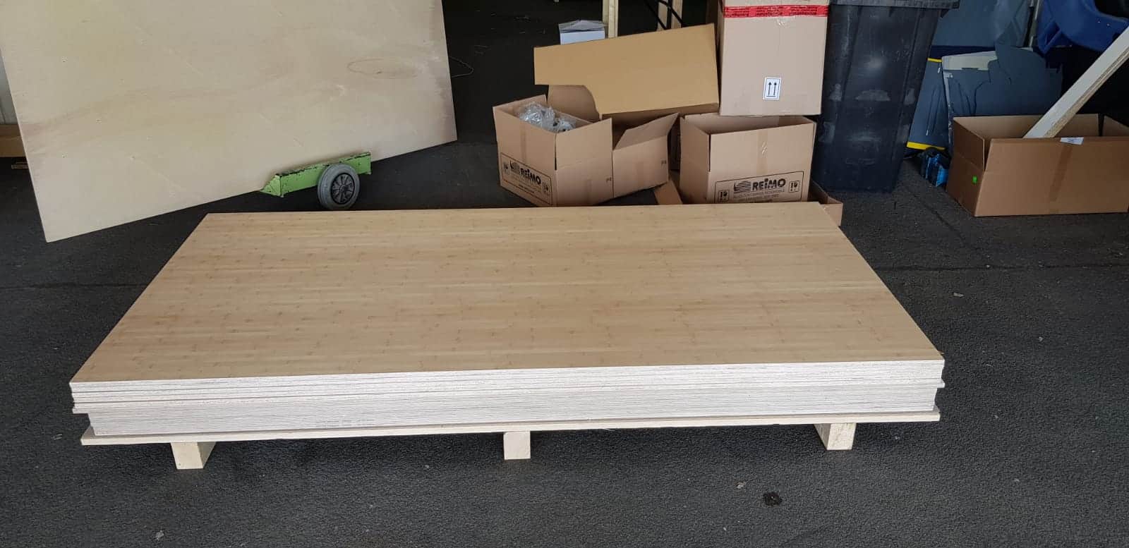 Eine Platte mit Bodenpaneelen im Lager.