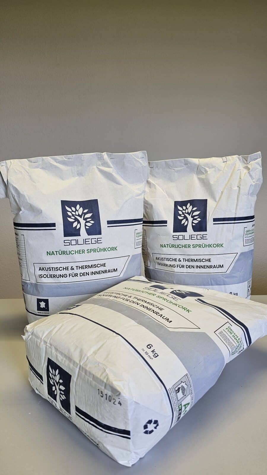3 Säcke mit Sprühkork stehen bereit.