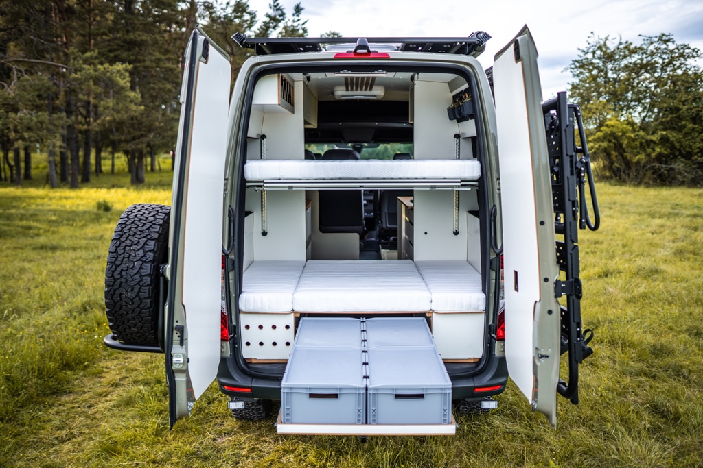 Campervan Heckansicht bei geöffneten Hecktüren, ein Heck-Auszug ist herausgezogen