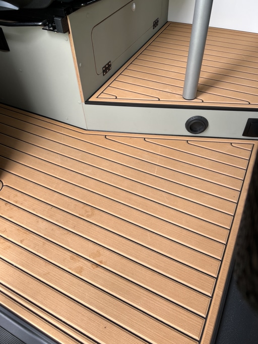 Heller Boden in Holzoptik im Campervan