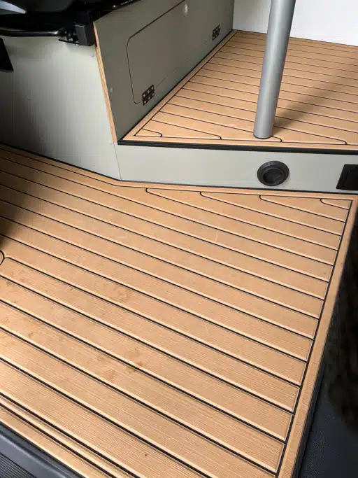 Heller Boden in Holzoptik im Campervan
