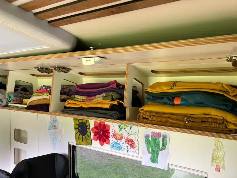 Hängeschränke unter der Decke im Campervan