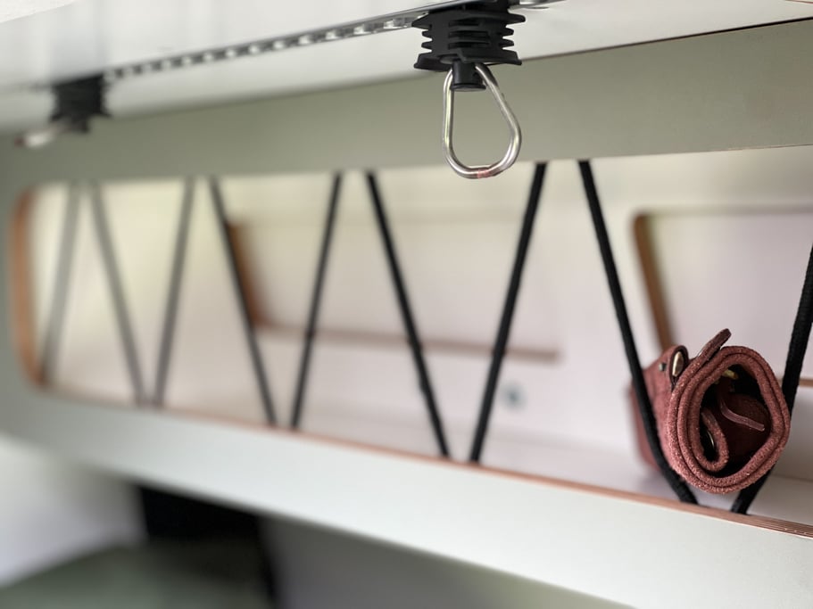 Detailbild Staufach mit Gummiband-Befestigungsmöglichkeit vorne