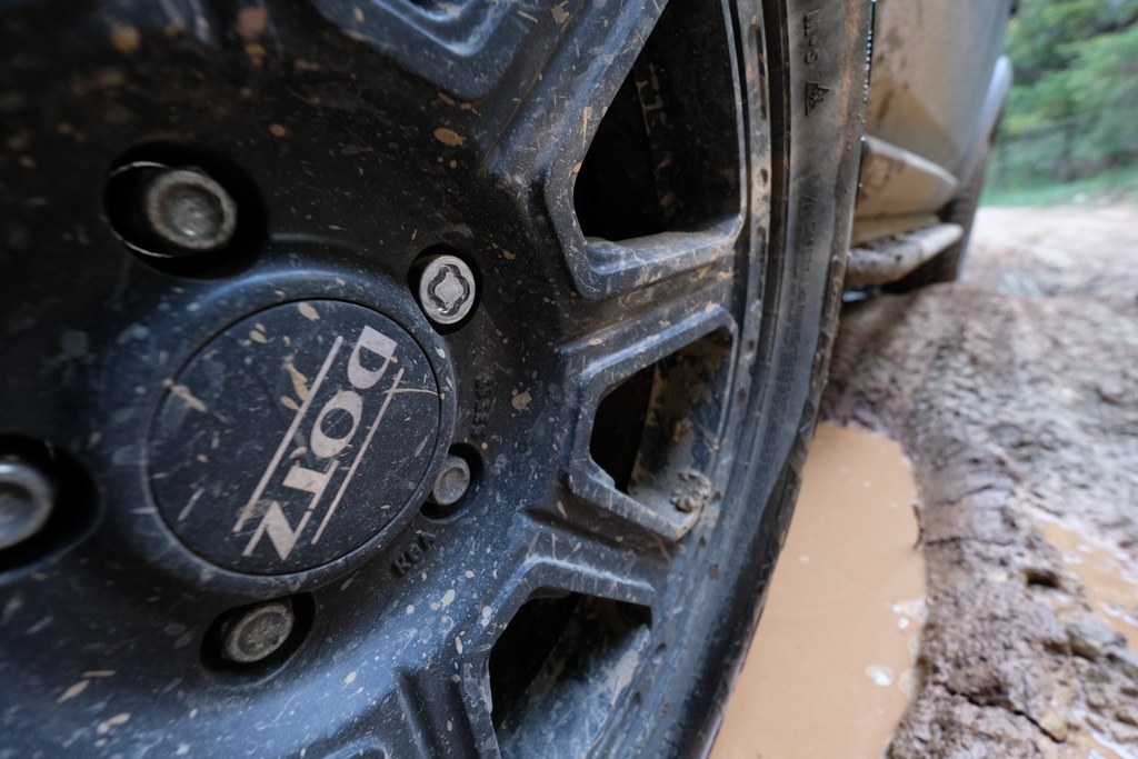 Aluminiumfelge in Schlammpfütze