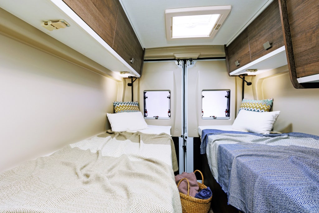 Kastenwagen mit Längsbetten: Je einLängsbett links und rechts mit Durchgang in der Mitte