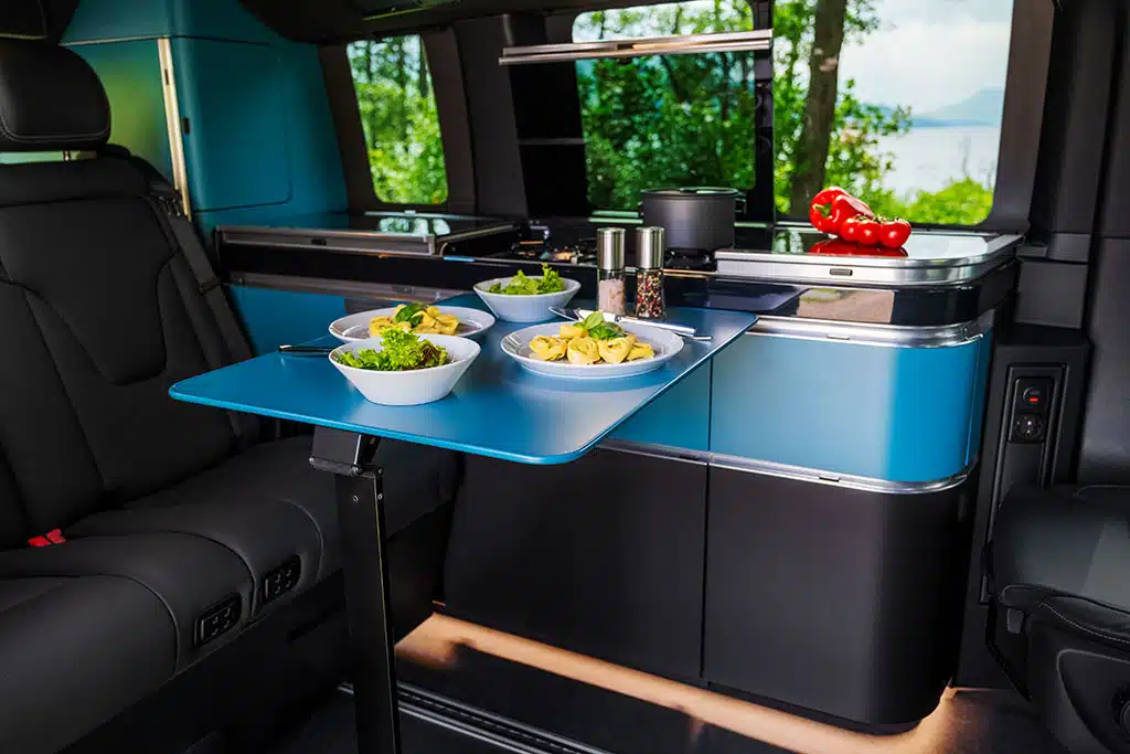 Campervan-Küchenzeile und Schränke in Türkis und anthrazit