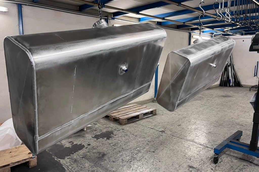 Zwei fertige Dieseltanks der Firma Borges