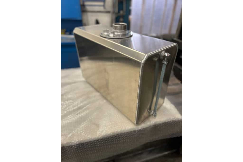 Dieseltank der Firma Borges mit Anschluss für Pumpen oder Tankgeber