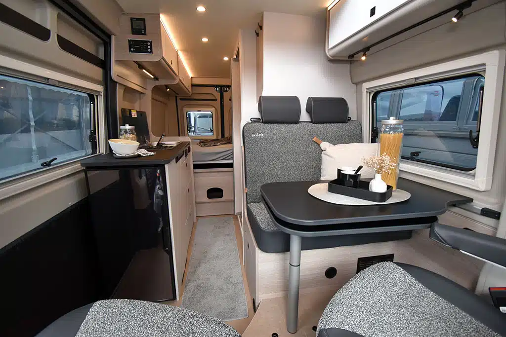 Campervan-Wohnraum in neuem Kastenwagen vom Hersteller Bürstner.