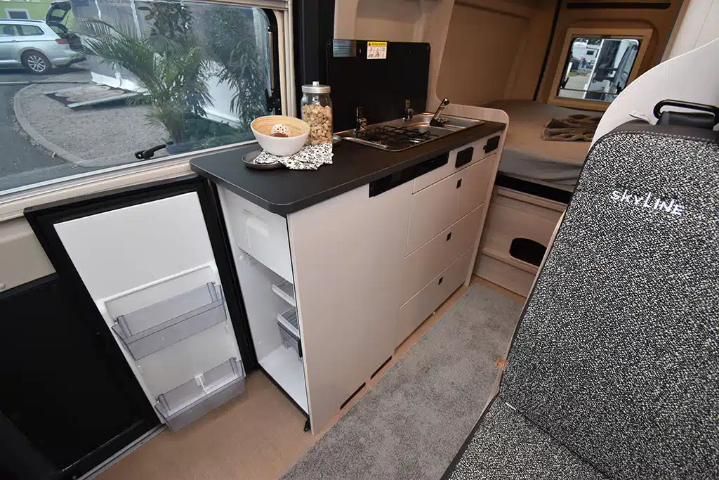 Campervan-Küche mit stirnseitigem Kühlschrank in neuem Kastenwagen vom Hersteller Bürstner.