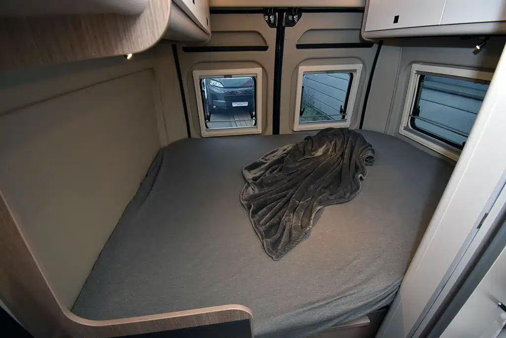 Campervan-Querbett in neuem Kastenwagen vom Hersteller Bürstner.