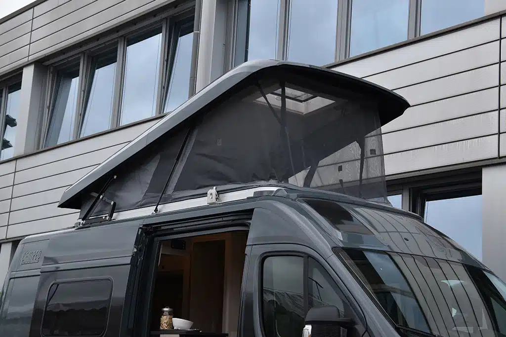 Aufstelldach mit zusätzlichen Betten auf neuem Kastenwagen vom Hersteller Bürstner.