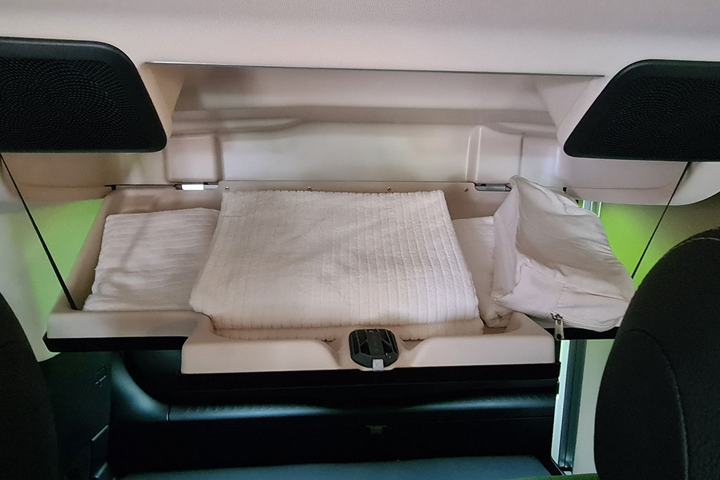 Dachstaufach im Campervan mit Handtüchern
