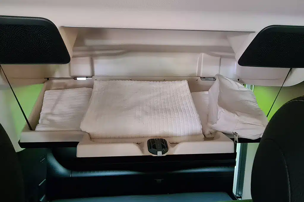 Dachstaufach im Campervan mit Handtüchern