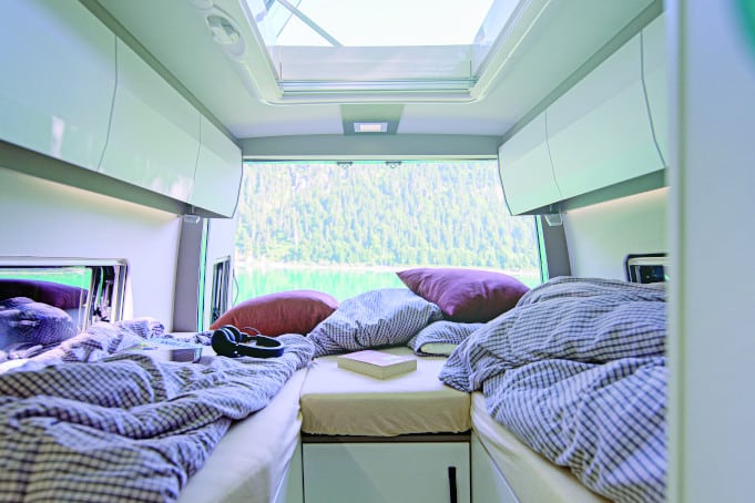 Zwei getrennte Längsbetten mit Zwischenpolster auf Schulterhöhe